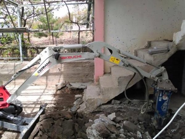 Okada Japán prémium kategóriás hidraulikus bontókalapácsok, törőfejek 2 év garanciával.