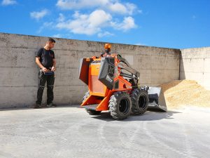 Minirakodó csúszókerék kormányzással. Cast Workyquad sorozat.